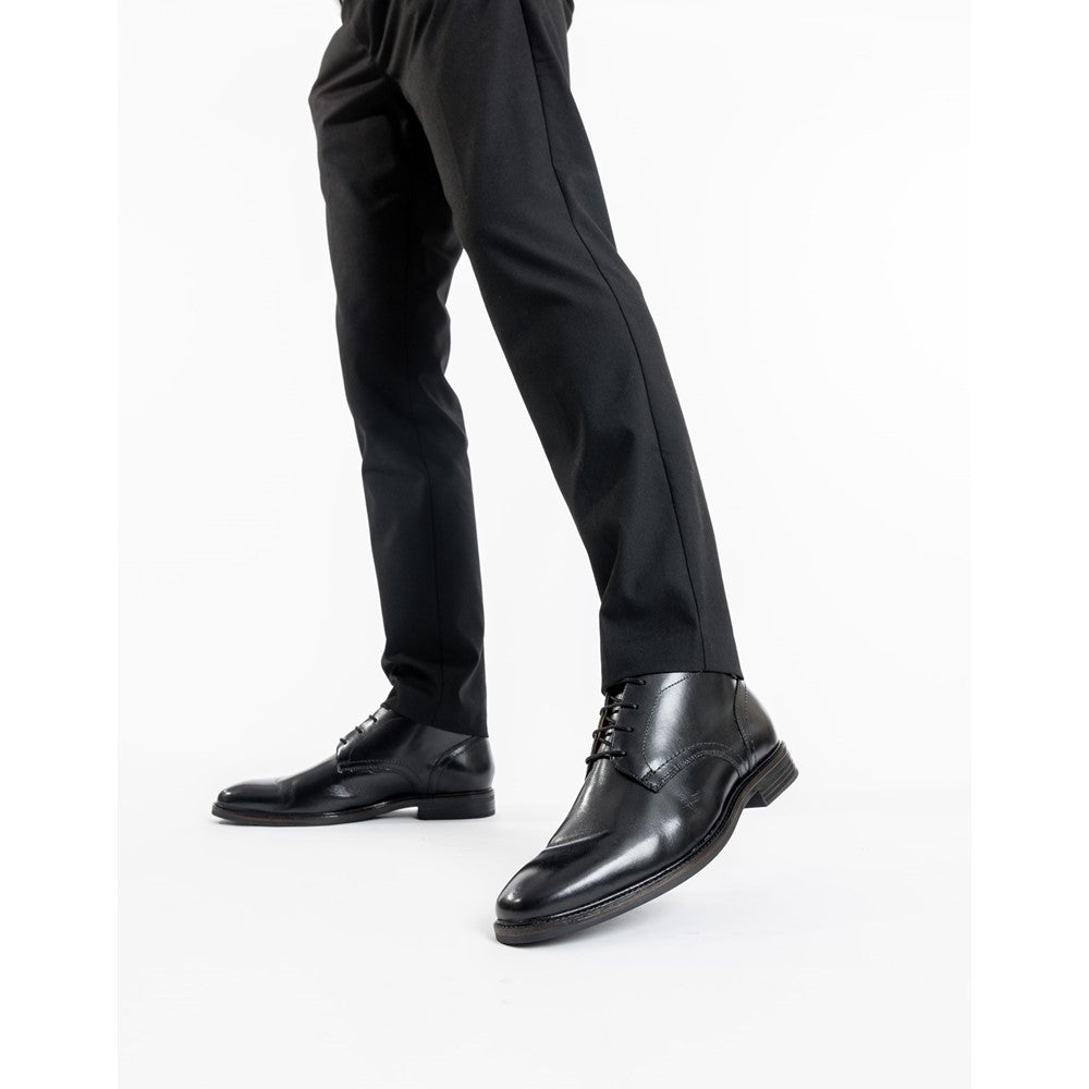 Belgrave Waxy Chukka Boots Black
